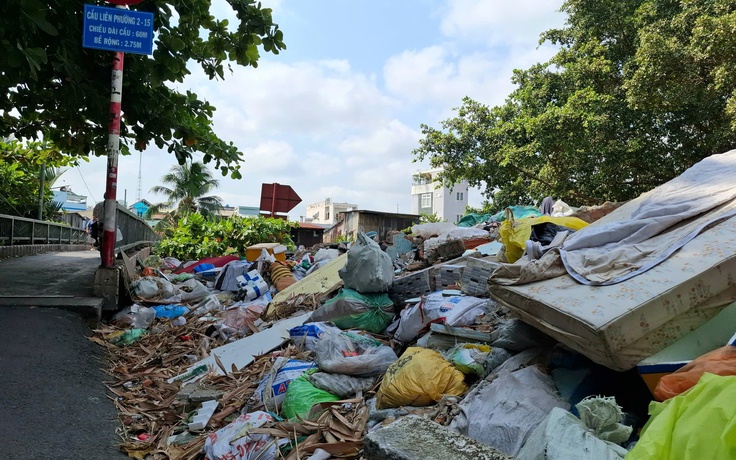 Những bãi rác bên đường gây ô nhiễm