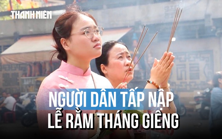 Người dân cầu bình an ngày Rằm tháng Giêng năm Bính Ngọ