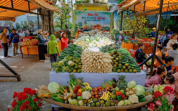 Rằm tháng giêng ở TP.HCM, hàng trăm người xếp hàng nhận rau củ tại chùa