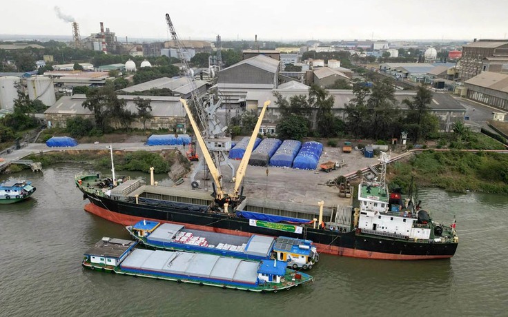 Cước tàu biển tăng mạnh, nhiều tuyến tạm ngưng