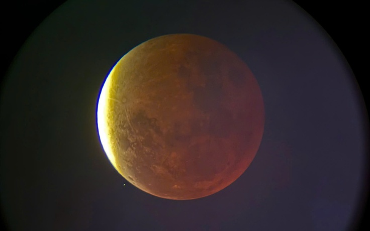 Trăng máu xuất hiện, người dân TP.HCM đổ về bến Bạch Đằng xem nguyệt thực toàn phần