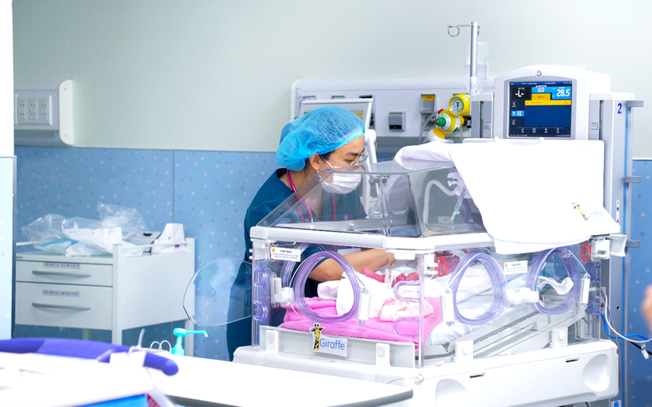 TP.HCM: Bé sinh non 30 tuần nặng 1,2 kg được cứu sống nhờ phác đồ  ‘giờ vàng’