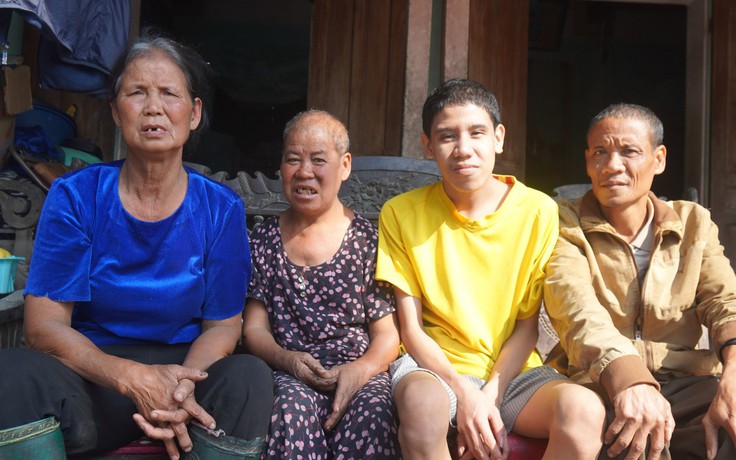 Cụ bà nuôi 3 người thân bị tâm thần