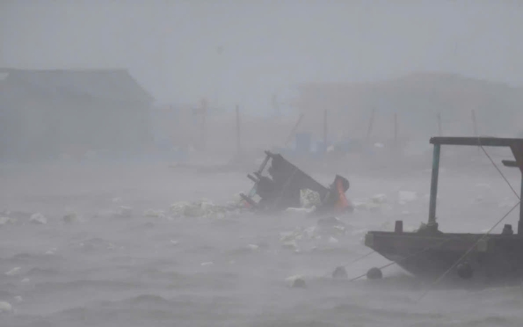 Giông lốc lật bè ở Cô Tô, hai mẹ con tử vong