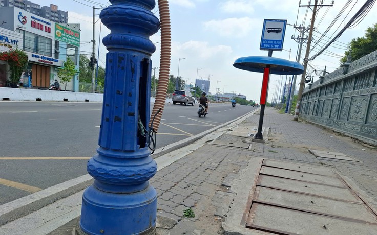 Nhiều nắp hộp điện, linh kiện trụ đèn chiếu sáng bị mất