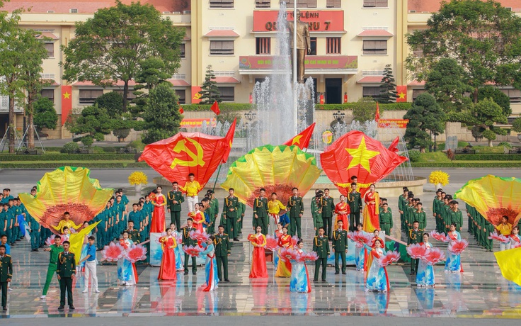 2.500 cán bộ, chiến sĩ đồng diễn nghệ thuật ở Quân khu 7