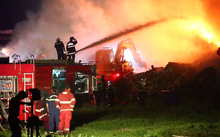 Một người tử vong trong vụ cháy kho xưởng 6.000 m2 tại Hà Nội