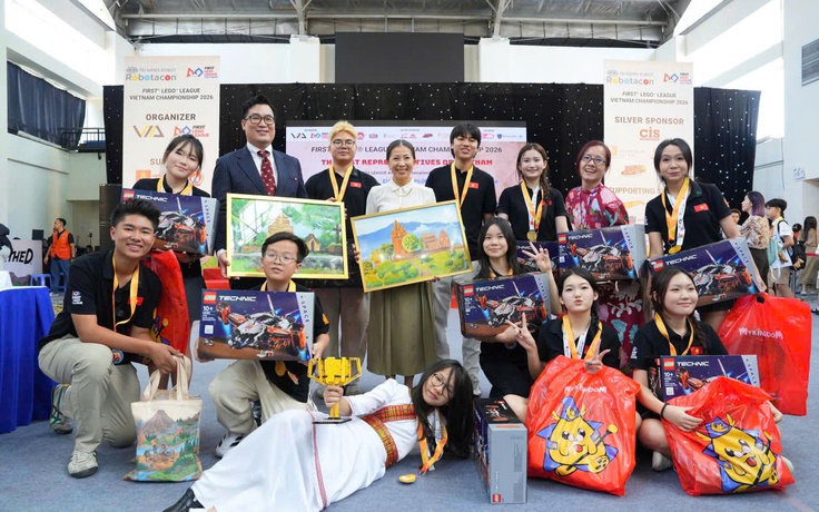 Nhóm 10 bạn nhỏ vô địch cuộc thi về STEM robotics