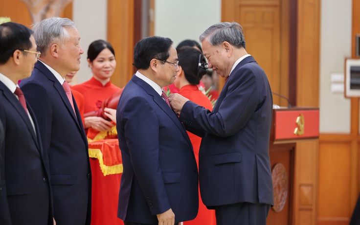 Trao huân chương, huy hiệu Đảng tặng Thủ tướng Phạm Minh Chính và các lãnh đạo