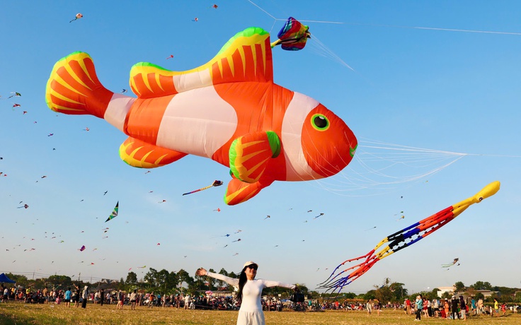 Choáng ngợp với con diều 'khổng lồ' dài 30 m, có giá hơn 40 triệu đồng