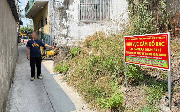 Bị phạt vì vứt 3 chậu cây vào bãi đất ở TP.HCM