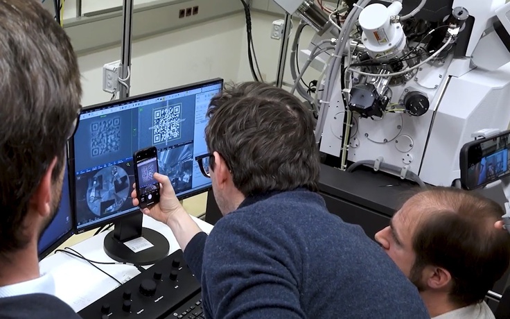 Mã QR nhỏ hơn hạt bụi chứa đựng bí mật về tương lai lưu trữ vĩnh cửu