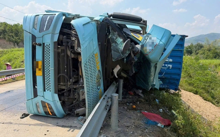 Xe đầu kéo lật đè xe máy, 3 người tử vong ở Đắk Lắk