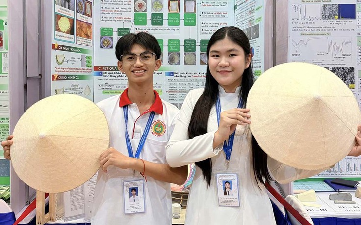 Học sinh biến vỏ sầu riêng thành giấy chằm nón lá