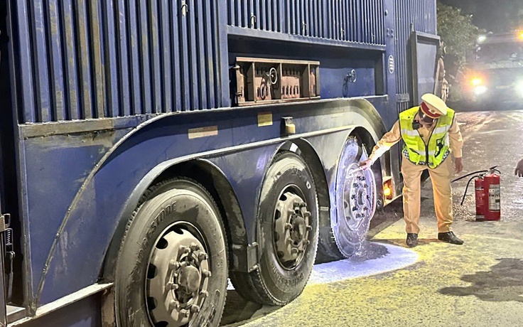 Xe đầu kéo chở nhiều ô tô con cháy bánh, CSGT Huế kịp thời ứng cứu