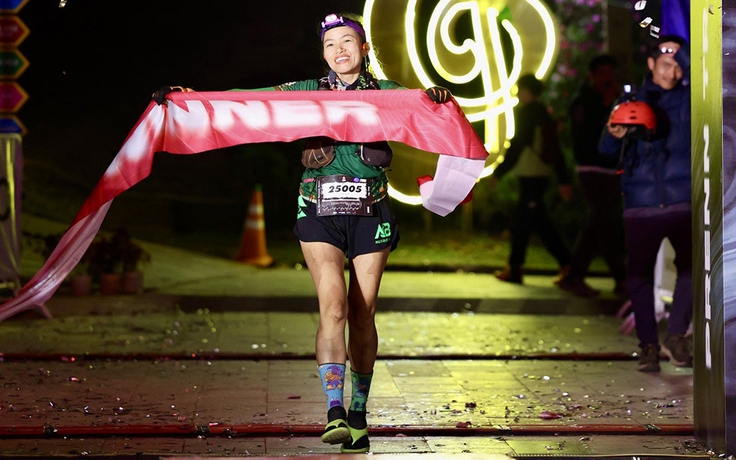 Chạy siêu địa hình bằng đôi dép đặc biệt