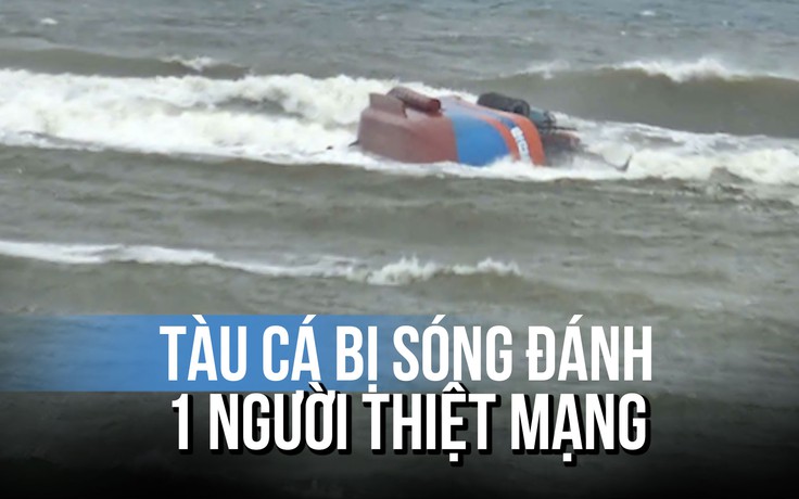 Tàu đánh cá bị sóng đánh chìm, 7 ngư dân bơi vào bờ, 1 người tử vong