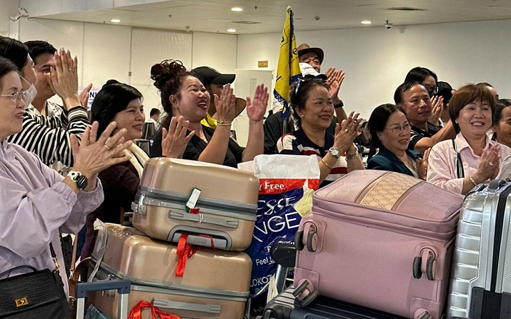 Du khách kẹt tại Trung Đông reo hò vỗ tay khi về tới Việt Nam