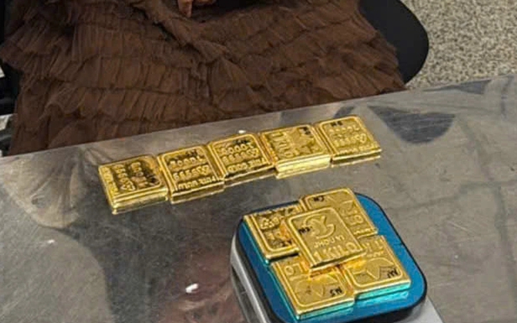 12,3 kg kim loại nghi vàng giấu trong quần áo lót 'tuồn' vào Việt Nam