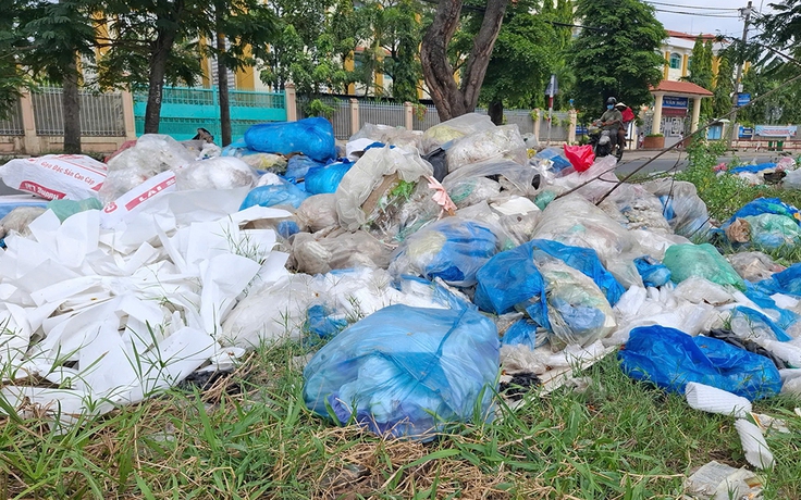 Những bãi rác thải gần trường học