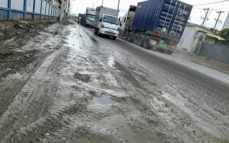 Đường sình lầy, đi lại khó khăn