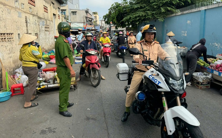 TP.HCM: Xử lý 'chợ' tự phát bủa vây trường tiểu học