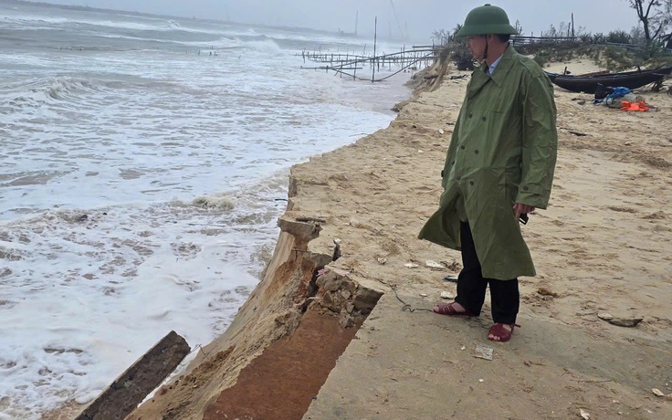 Triều cường dâng cao, bờ biển Mỹ Thủy sạt lở nghiêm trọng