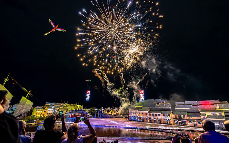 Mãn nhãn drone đèn lồng Rồng - Phượng trong đêm Lễ hội Ánh sáng và Di sản 2026