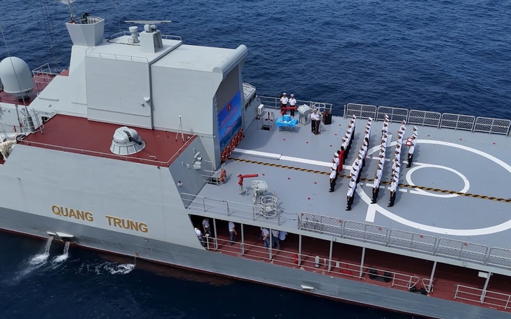Tàu hộ vệ tên lửa 016 - Quang Trung vượt qua đường xích đạo đến Úc