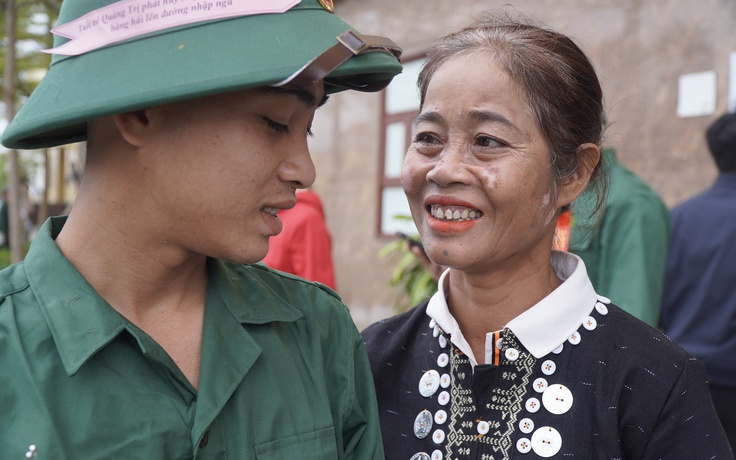 Bà mẹ Vân Kiều dẫn 'đoàn' con cháu vượt 70 km về phố tiễn con trai đi nghĩa vụ