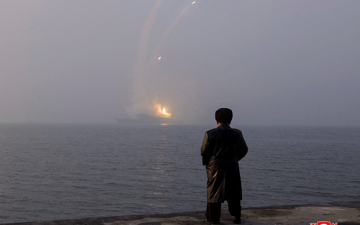 Ông Kim Jong-un thị sát tàu khu trục Triều Tiên phóng tên lửa