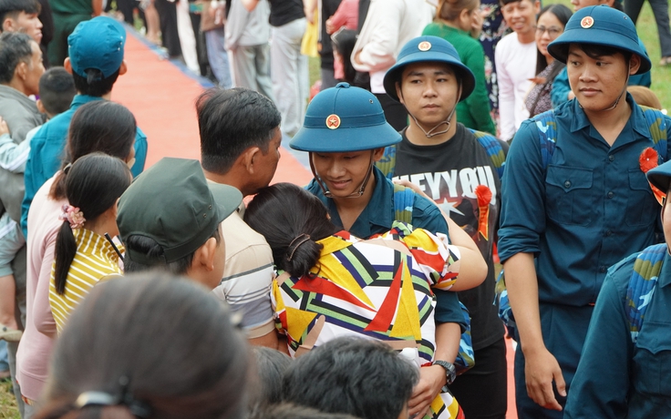 Vợ chồng U.60 'khóc vì hạnh phúc' khi tiễn con lên đường nhập ngũ