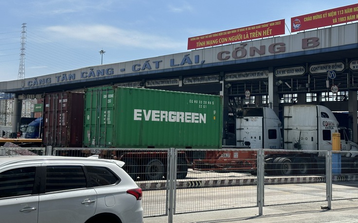 Giá dầu tăng chưa ráo mực, cước xe đầu kéo container báo tăng mạnh