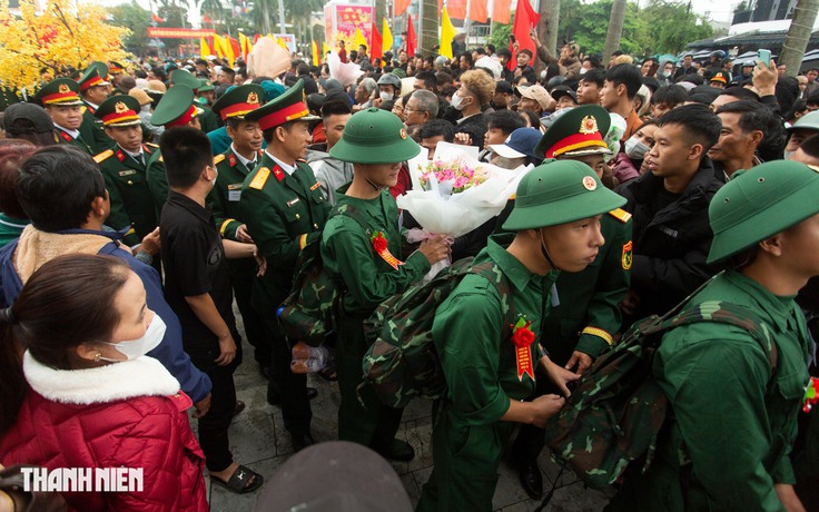 Người dân Quảng Trị đội mưa tiễn tân binh lên đường nhập ngũ