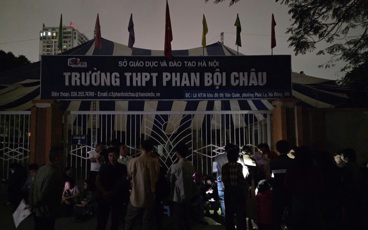 Đằng sau cảnh phụ huynh xếp hàng xuyên đêm ghi danh vào lớp 10