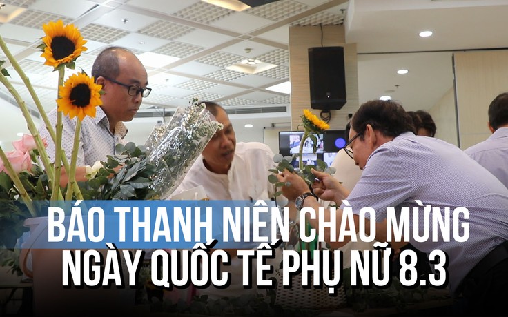 Nam phóng viên cắm hoa chúc mừng ngày Quốc tế phụ nữ