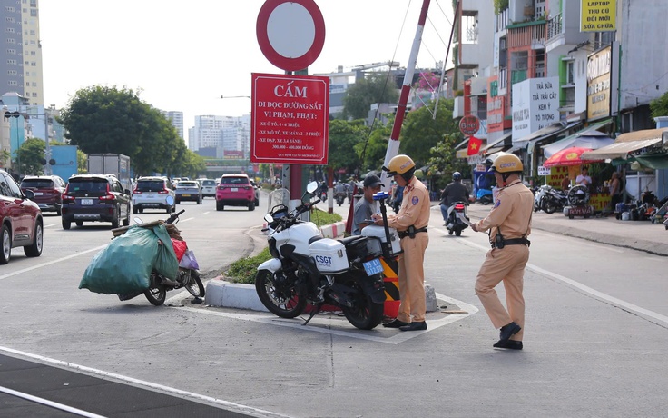 Bị CSGT TP.HCM thổi phạt, nhiều người ngỡ ngàng mới biết mình mắc lỗi này