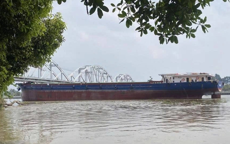 Sà lan va chạm cầu Ghềnh, lực lượng chức năng xuyên trưa kiểm tra thiệt hại