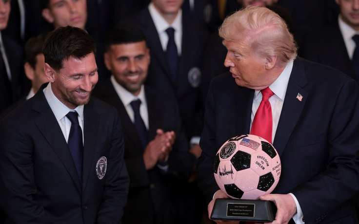 Messi gây sốt trong chuyến thăm Nhà Trắng, được Tổng thống Mỹ Donald Trump khen giỏi hơn… Pele