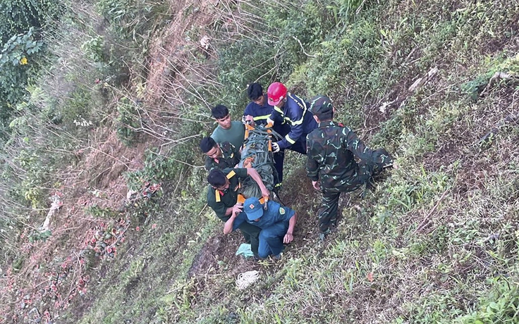 Đưa thi thể nạn nhân tử vong dưới vực sâu 200 m sau tai nạn giao thông lên