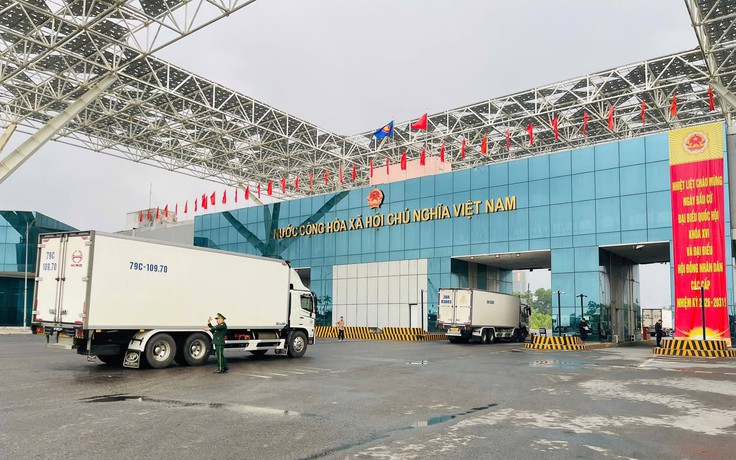 Thí điểm thông quan cuối tuần tại cửa khẩu Móng Cái