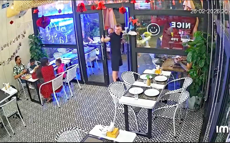 Du khách Nga quay lại bấm chuông cảm ơn vì món ăn ngon