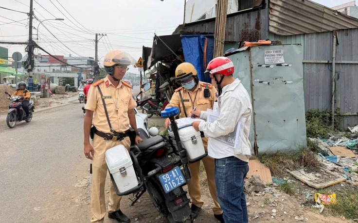 TP.HCM: Phạt nhà thầu thi công đường Lã Xuân Oai vì để đất cát lấn vỉa hè