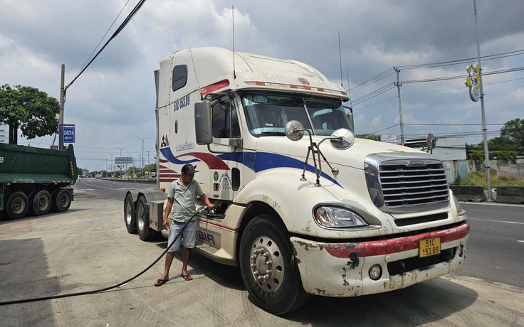 Vì sao các cửa hàng xăng dầu ở TP.HCM không đổ đầy cho xe ben, đầu kéo?