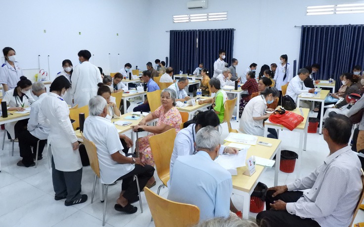 Trường đại học Cửu Long tổ chức khám bệnh giúp người dân