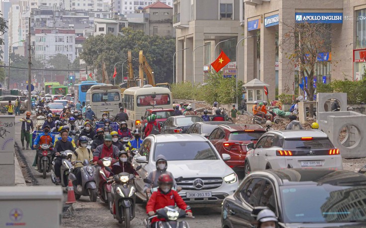 Chậm tiến độ, đường Nguyễn Tuân vẫn bụi mù mịt