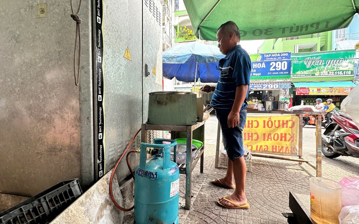 Giá gas tăng gần 100.000 đồng/bình, hàng quán TP.HCM lo tăng giá món ăn