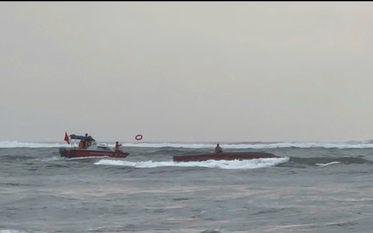 Tàu cá bị lật khi vào cửa Nhật Lệ, 5 ngư dân được cứu sống