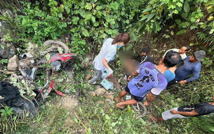 Xe máy lao xuống vực, nửa ngày mới phát hiện, vợ tử vong, chồng bị thương