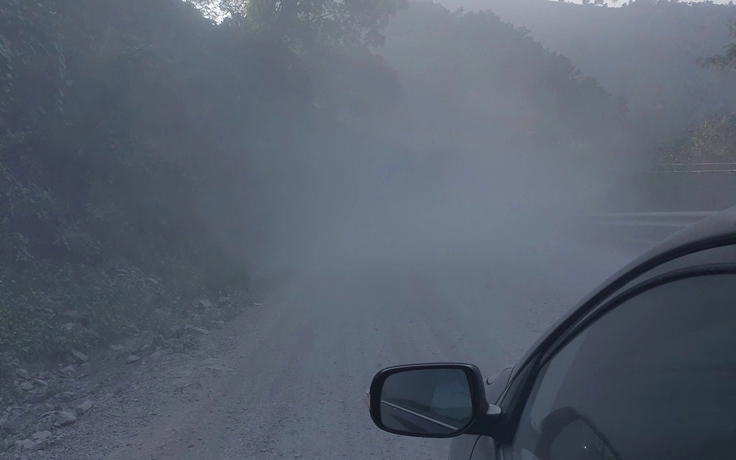 Đường Hồ Chí Minh mù mịt bụi thi công, tài xế 'dò đường' giữa ban ngày